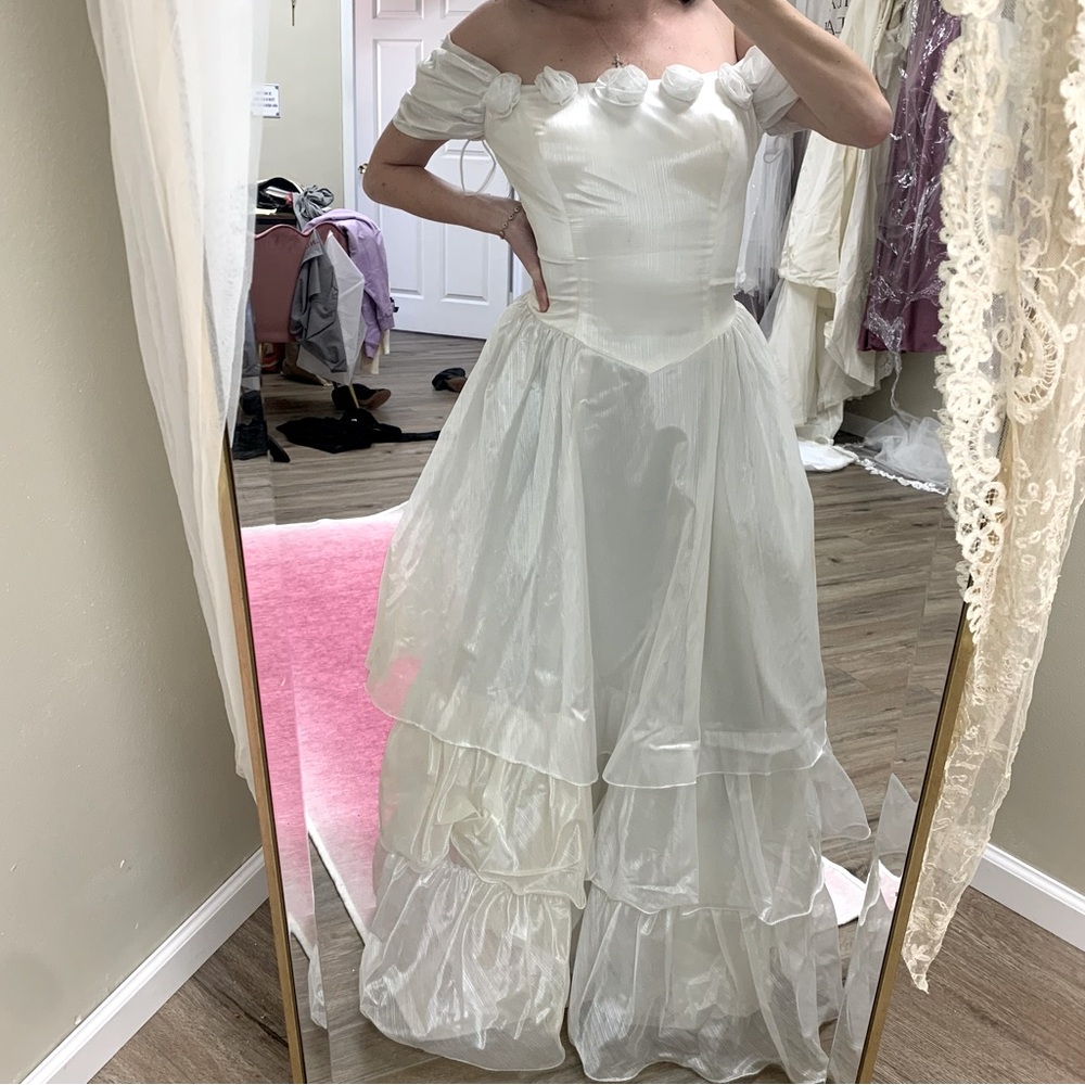 VINTAGE ROSETTE WEDDING DRESS